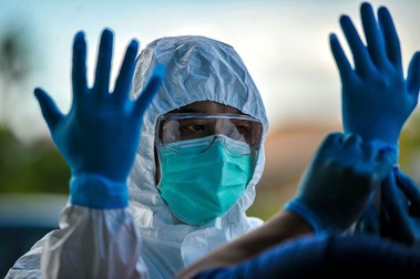 29 March 2020, Malaysia, Kuching: Members of the Samarahan City Bomb and Rescue Department wear blue gloves before carrying out the process of disinfection at Science Park Mosque, as a preventive measure to prevent the spread of the coronavirus. Photo: Rushdan Manan/BERNAMA/dpa