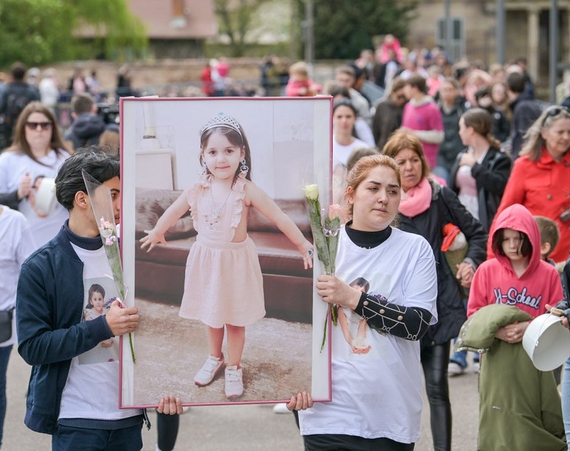 Marș cu 500 de oameni pentru Rose, fetița româncă de 5 ani ucisă și băgată dezbrăcată într-un sac de gunoi, într-un oraș din Franța