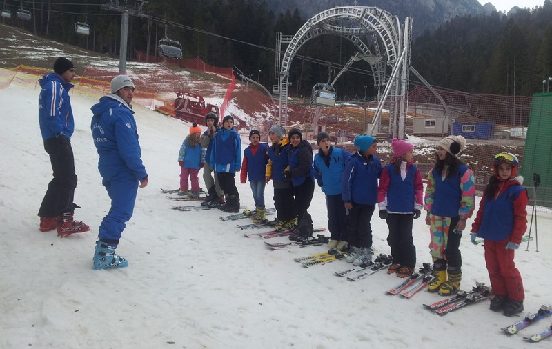 Prichindeii învaţă să alunece pe Valea Prahovei