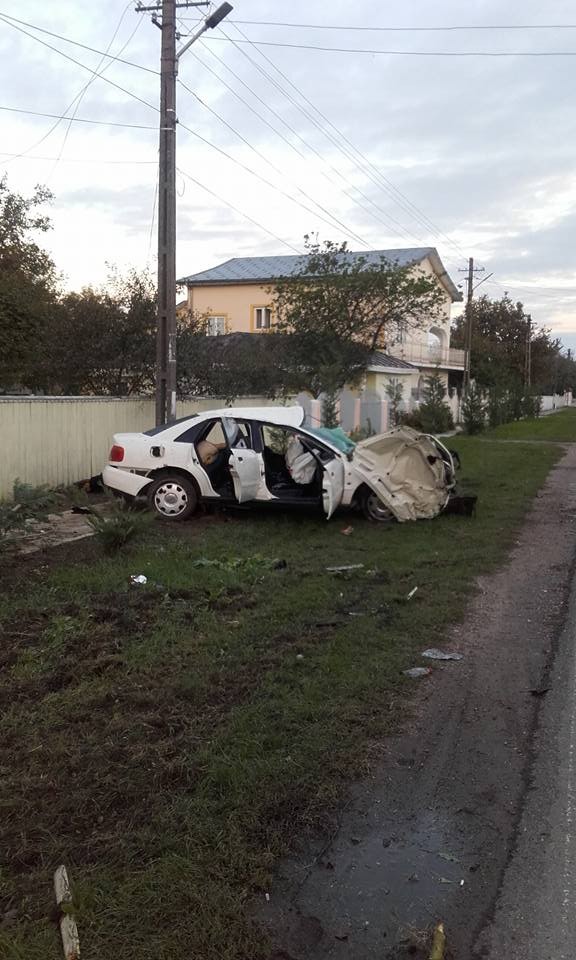 Tânărul a intrat cu mașina într-un stâlp