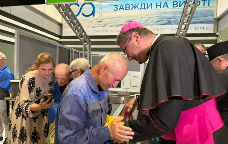 Zece civili, luaţi prizonieri în Rusia şi Belarus, au fost eliberați și s-au întors în Ucraina
