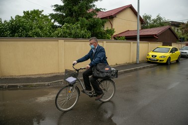 Poștașul pedalează zilnic peste 40 de kilometri prin Bragadiru, pentru a livra corespondența