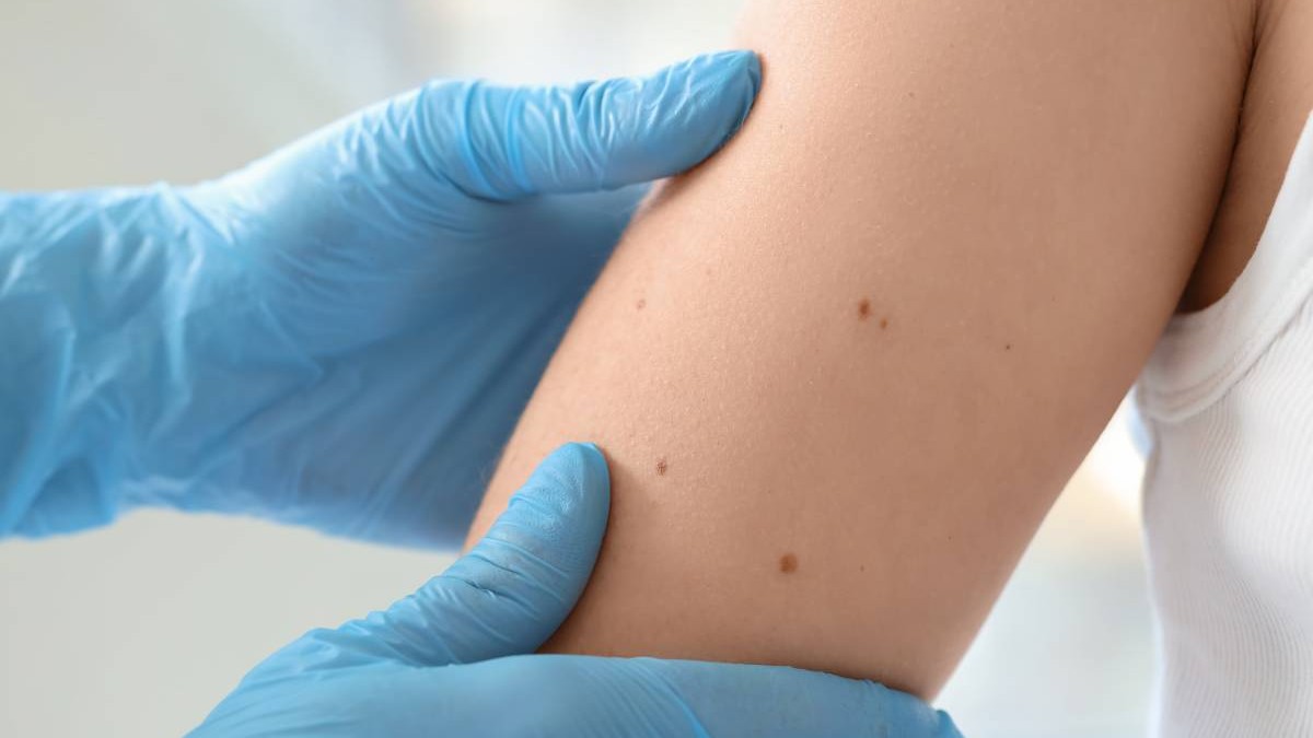 mana unui pacient in timpul unui control al doctorului
