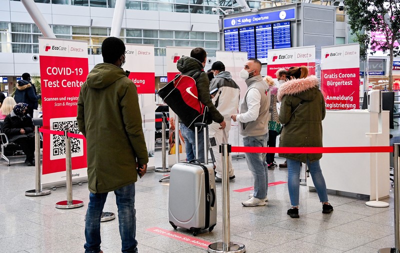 61 de călători din Africa de Sud, confirmați cu COVID pe aeroportul din Amsterdam. Se fac teste pentru Omicron