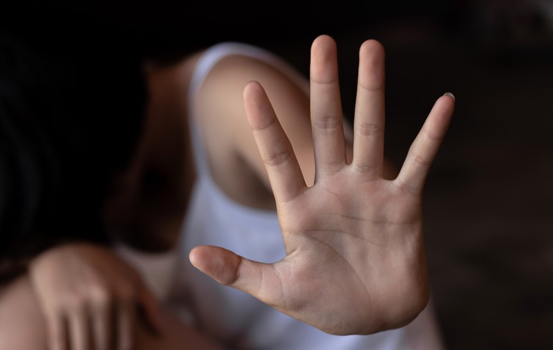 Ordin de protecție anulat de procurori, în cazul unei fete de 13 ani care și-a reclamat tatăl vitreg că a violat-o