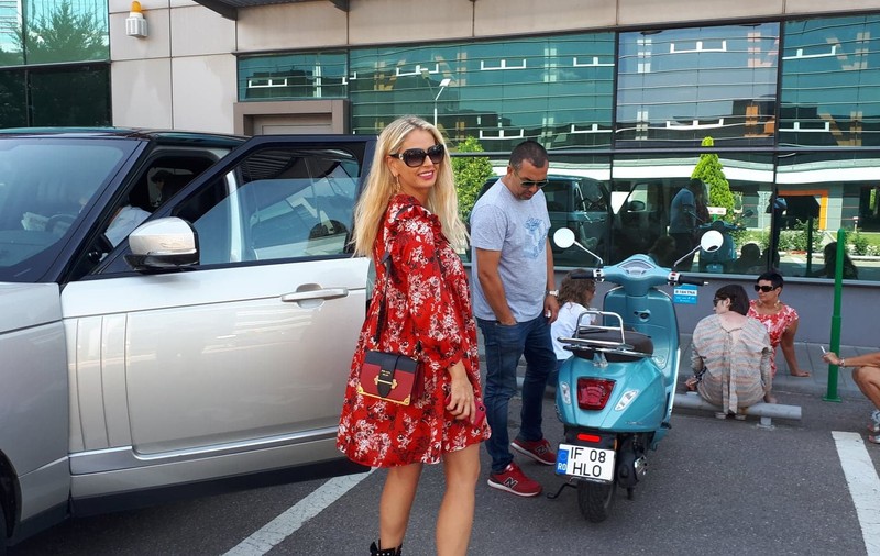 EXCLUSIV/ Andreea Bănică cu SUV și șofer, soțul, truditor, pe un scuter mititel
