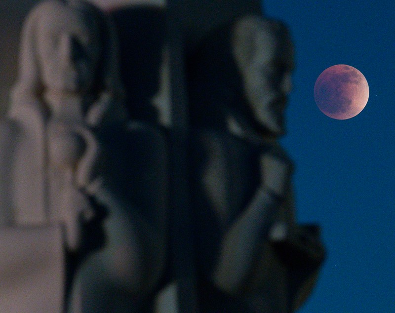 Prima SuperLună din 2022, una extrem de rară, numită „sângerie”, văzută în timpul eclipsei totale de noaptea trecută