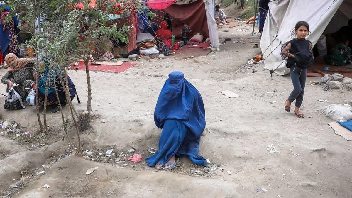 O femeie care a fugit din orașul ei și s-a refugiat într-o tabără improvizată din Kabul, sperând că va fi în siguranță. Foto: EPA