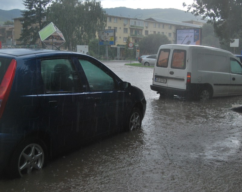 Ploile au făcut ravagii în țară! Mașini luate de viitură și zeci de gospodării inundate FOTO