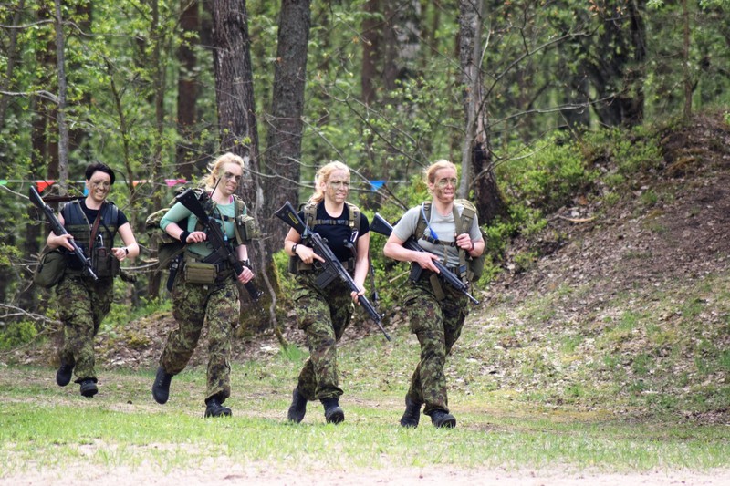 Membrele Naiskodukaitse într-o competiție militar-sportivă din zona Rapla, Estonia. Foto: Naiskodukaitse Facebook