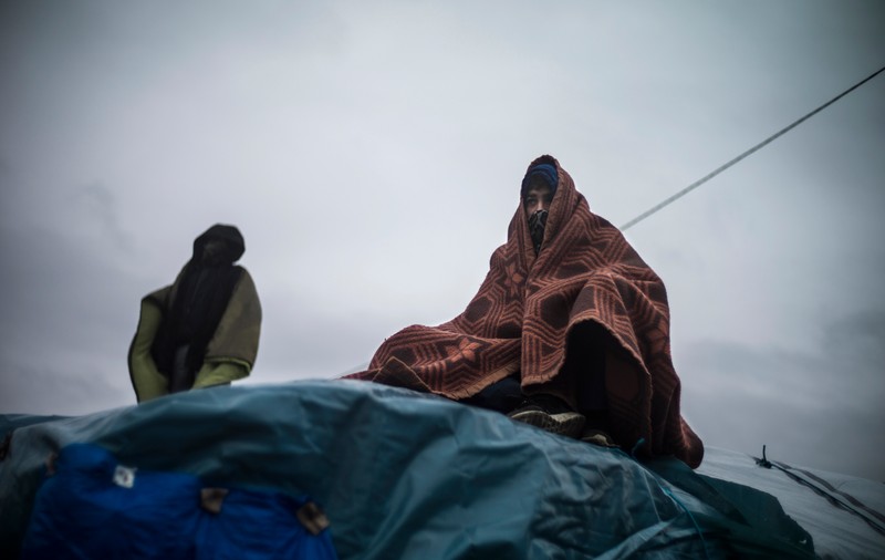 Scene dramatice în "jungla din Calais". O refugiată însărcinată și-a tăiat venele, în timp ce polițiștii încercau să o evacueze