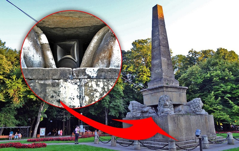 Cel mai vechi monument istoric din Moldova, transformat în postament pentru un sistem audio. Din Obeliscul leilor răsună megafoanele