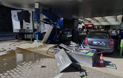 BREAKING NEWS Pericol de deflagrație pe Valea Oltului! Un TIR a spulberat o pompă de carburant la ieșirea din Călimănești