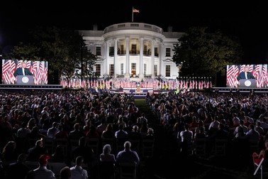 Regulile anti-COVID, încălcate la Casa Albă, la discursul prin care Donald Trump a acceptat nominalizarea pentru rolul de candidat republican la preşedinţia SUA. Foto: EPA