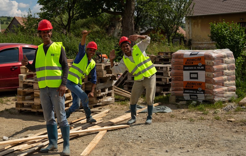 Epopeea a 45 de muncitori arabi care construiesc un drum în Mărginimea Sibiului: “Go magazin and take ciment”