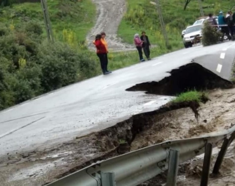 Inundații grave în mai multe județe din țară, după ploile torențiale. Sute de oameni sunt izolați din cauza viiturilor