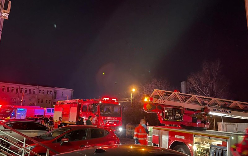 Bloc evacuat în Constanța, după ce au luat foc boxele din subsol