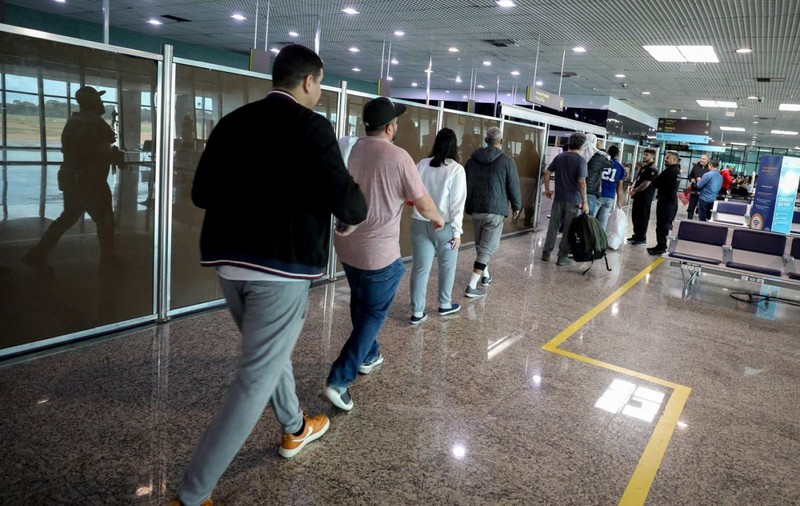 Zeci de brazilieni deportați din SUA au stat încătușați în avion. Reacția oficialilor sud-americani