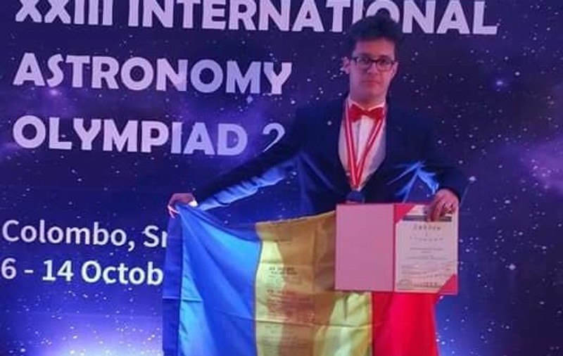 Un elev român pe care ministerul nu l-a putut trimite la Olimpiada Internațională de Astronomie a câștigat medalia de aur! A ajuns la competiție cu bani din donații!