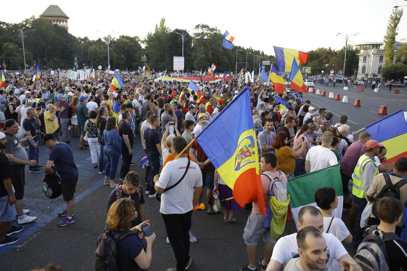 Protestatari, adunându-se în Piața Victoriei
