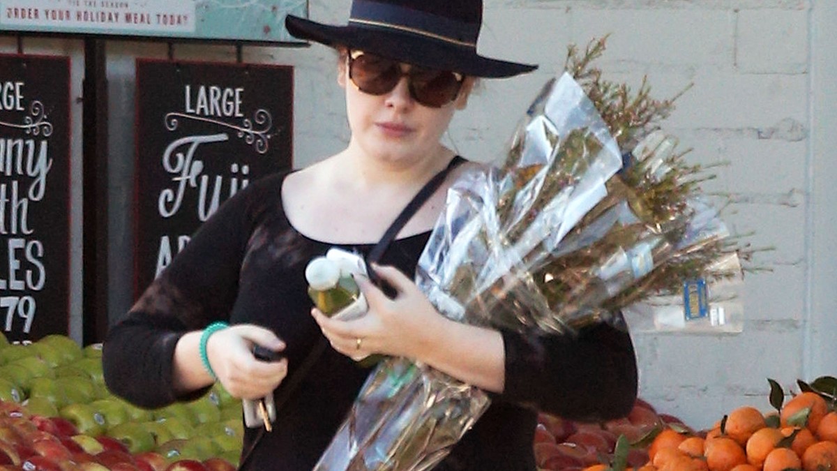 Adele a fost fotografiată cu verighetă pe inelar