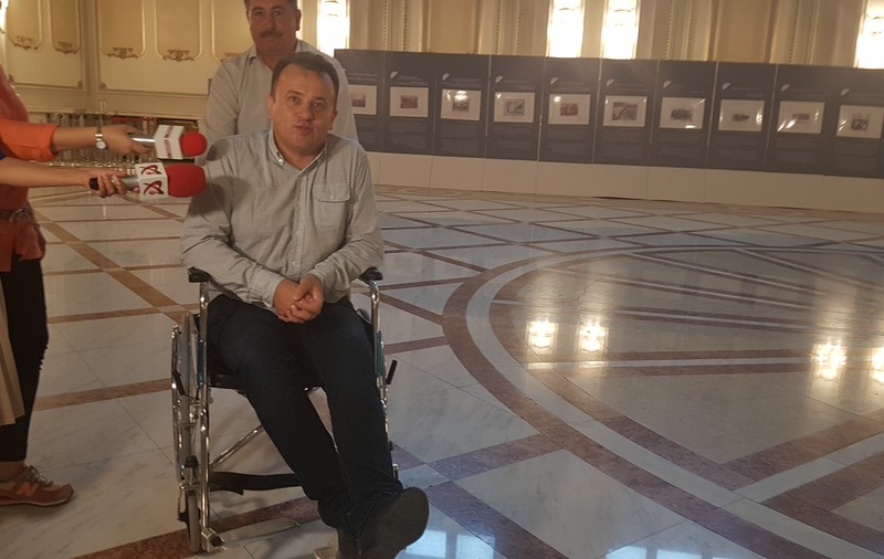 Liviu Marian Pop, în scaunul cu rotile la Senat, după ce s-a operat la picior; Ce spune despre ”genunche”