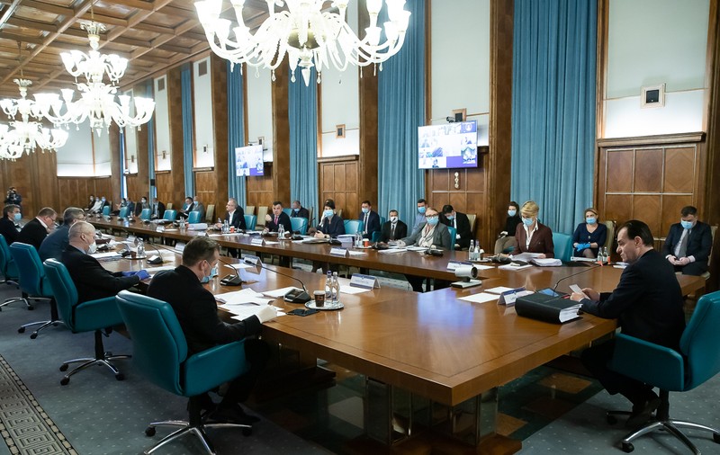 UPDATE | Guvernul cumpără tablete pentru 250.000 de elevi care nu au tehnologia necesară cursurilor online