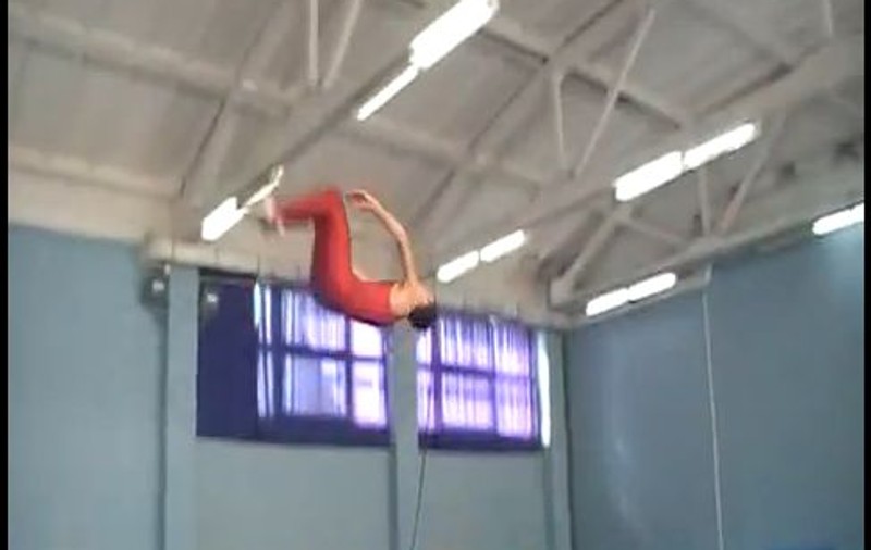 Ce se întâmplă când un gimnast este prea entuziast? Cade în cap! | VIDEO