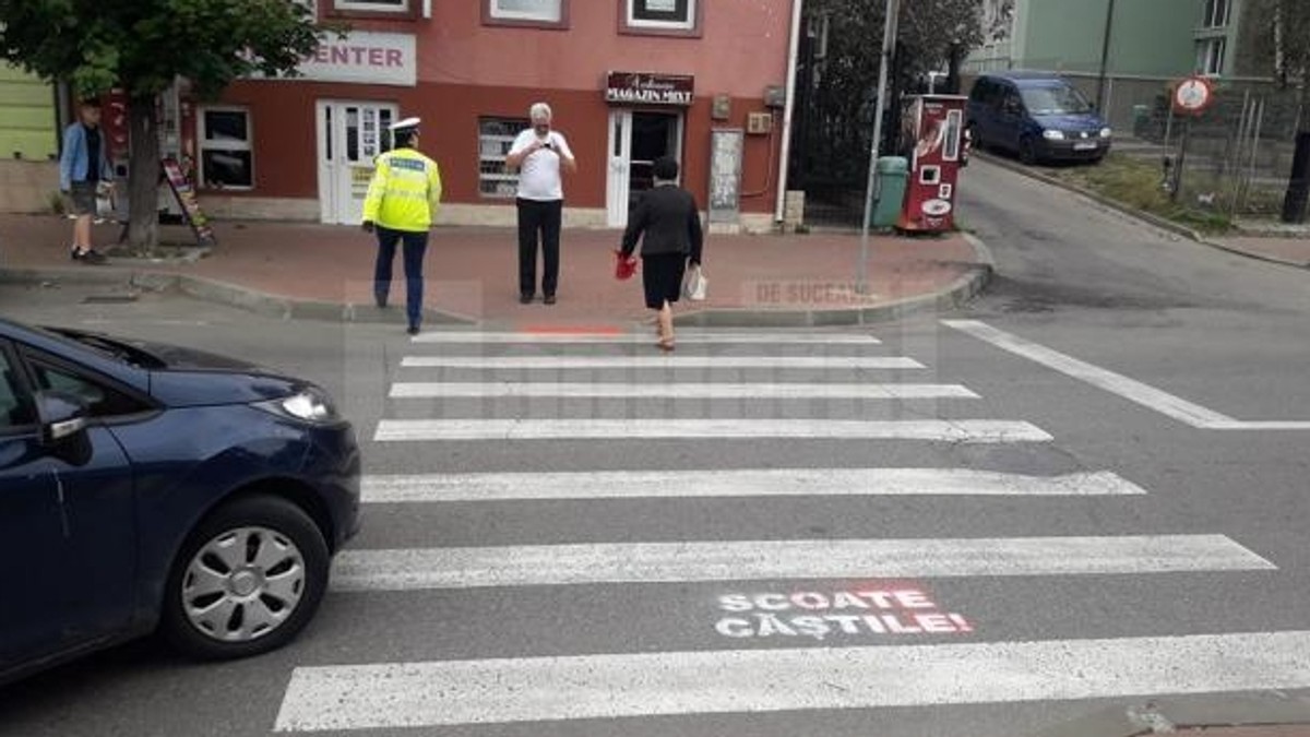 Polițiștii s-au apucat de scris mesaje pe carosabil! Ce texte au scris și cui le sunt adresate