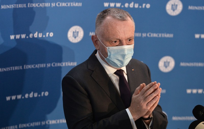 Sorin Cîmpeanu: Cadrele didactice cu vulnerabilități certificate medical vor putea preda online și după deschiderea școlilor