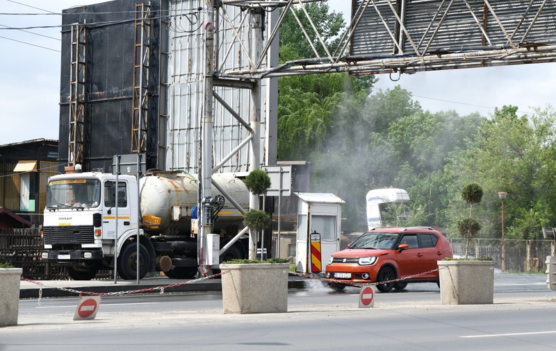 Mașinile care vin din provincie trec printr-o poartă de dezinfectant la intrarea în București dinspre autostrada A1