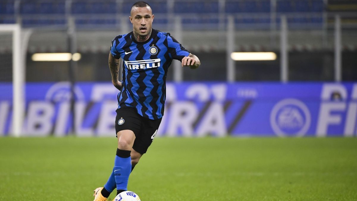 Radja Nainggolan, într-un joc al lui Inter. Este cu mingea la picior și se pregătește să dea o pasă