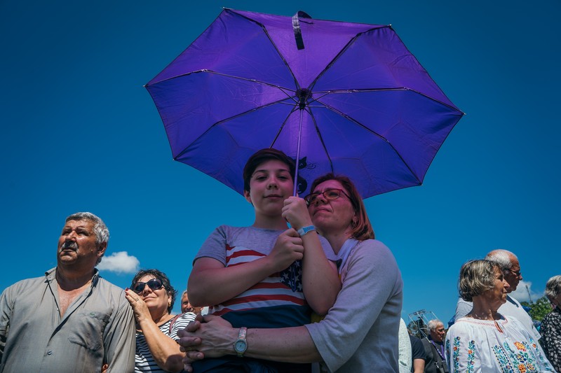 Pelerini la întâlnirea dintre enoriași catolici și Sanctitatea Sa Papa Francisc pe Câmpia Libertății din Blaj.