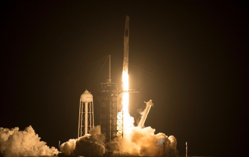 SpaceX a decolat cu succes către Staţia Spaţială Internaţională cu patru astronauţi la bord