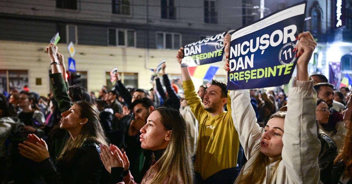 Susținătorii primarului Bucureștiului, Nicușor Dan, îl aclamă în timp ce acesta iese din sediul campaniei sale din București, pe 18 mai 2025