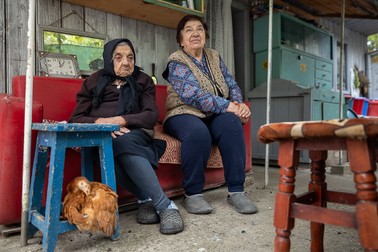 Stana Dobrița, 105 ani, alături de fiica ei Rica, 80 de ani. Sursa foto: Eli Driu