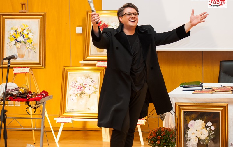 Fuego nu glumește! A luat pictura în serios și o ține din expoziție în expoziție prin țară