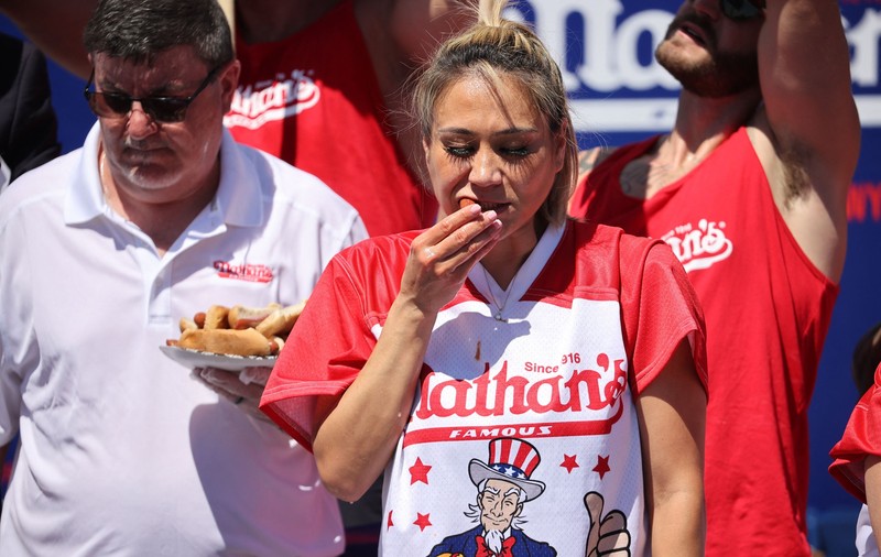 O studentă la igienă dentară a bătut recordul mondial feminin la mâncat hotdogi. Câți crenvurști a înghițit în 10 minute | VIDEO