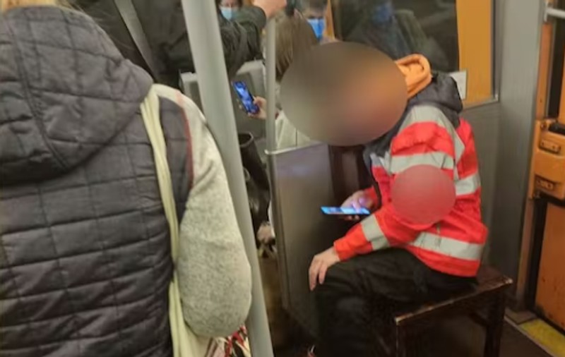 Un tânăr și-a luat scaunul cu el pentru a fi sigur că stă jos în metroul vienez￼￼￼￼￼￼￼￼￼￼
