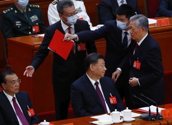 Fostul președinte Hu Jintao (în picioare), scos din sală de doi consilieri, prin spatele lui Xi Jinping. FOTO: EPA