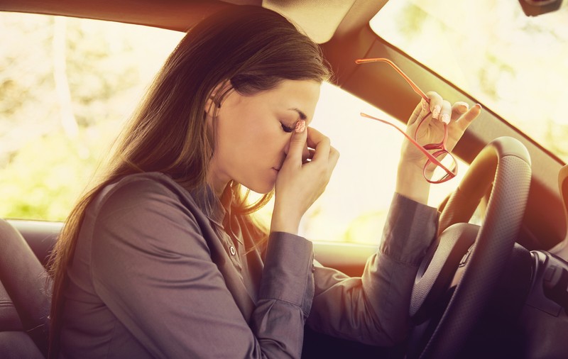 Ai drum lung și capul greu. Trafic, claxoane și o durere de cap care nu ține cont că ești la volan
