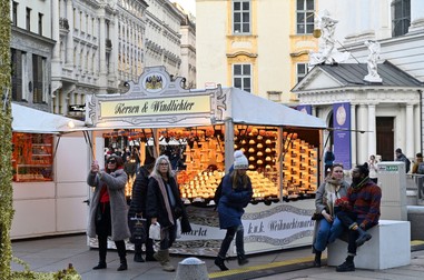 Într-o Vienă împodobită discret de Crăciun, atmosfera internă nu arată deloc festiv. Fotografie de la târgul de Crăciun din Michaelerplatz | Foto: Profimedia