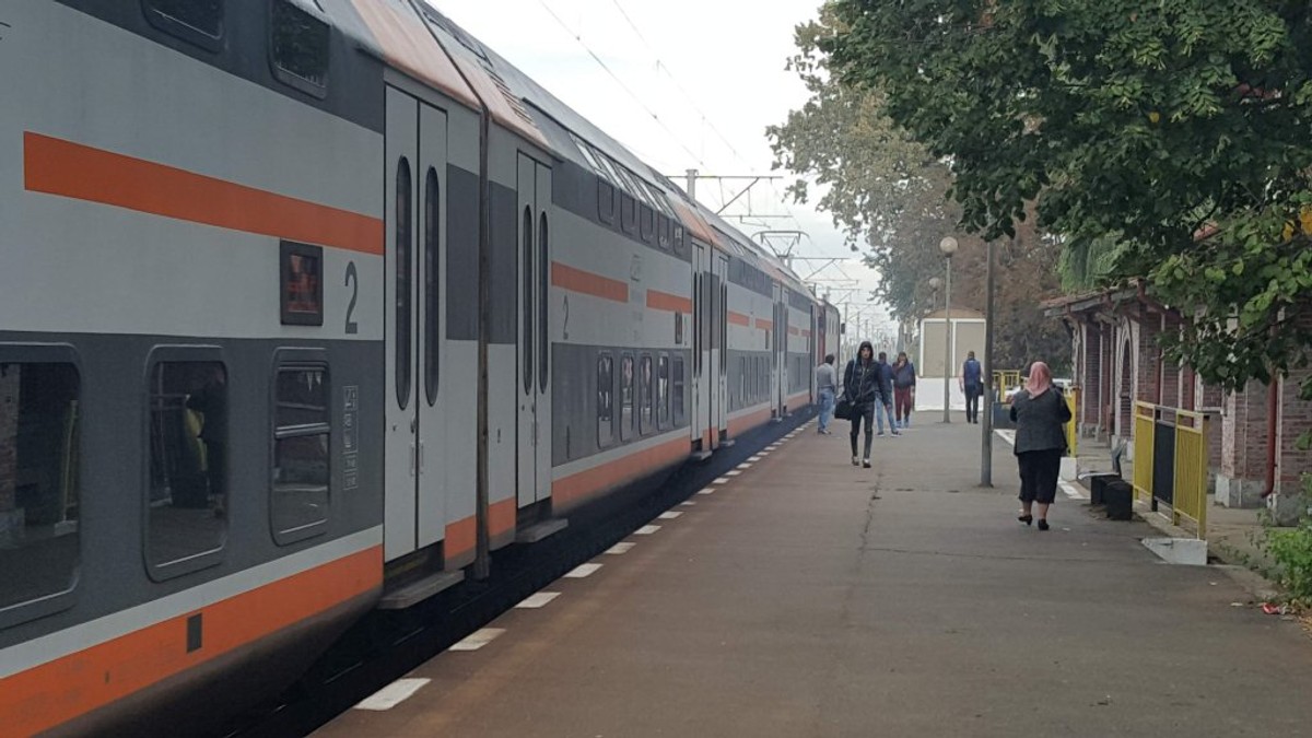 Un tren a luat foc în mers luni dimineață, iar mai mulți pasageri s-au intoxicat cu fum. Garnitura venea de la Ploiești către București