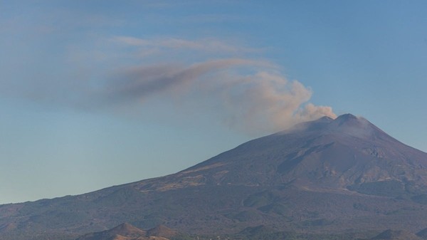 Activitatea Vulcanului Etna a închis Aeroportul Internațional din Catania pentru patra oară în ultimele două luni. Sursă foto: Profimedia Images