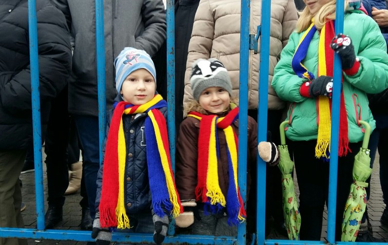 Mii de oameni, la parada militară de la Alba Iulia. Oamenii stau la coadă la fasole cu cârnați| VIDEO