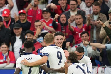 GELSENKIRCHEN, GERMANY - JUNE 16: Players of England celebrate after score a goal during the 2024 European Football Championship (EURO 2024) Group C football match between Serbia and England at Veltins-Arena in Gelsenkirchen, Germany on June 16, 2024. Emin Sansar / Anadolu/ABACAPRESS.COM