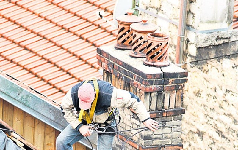 Staţi la ultimul etaj şi vă plouă în casă? Refaceţi acoperişul din fondul de reparaţii