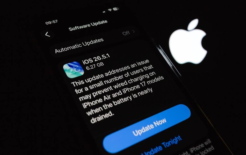 Ai făcut update la cea mai recentă versiune de iOS? Dacă iPhone-ul tău rămâne mult mai rapid fără baterie, nu ești singurul