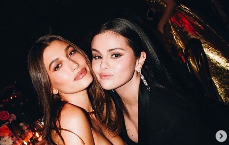 Selena Gomez și Hailey Bieber, împreună la același eveniment. Cum s-au pozat fosta iubită și actuala soție a lui Justin Bieber