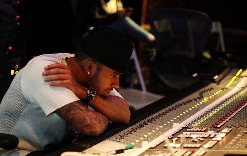I s-a luat de Formula 1! Lewis Hamilton se apucă de cântat